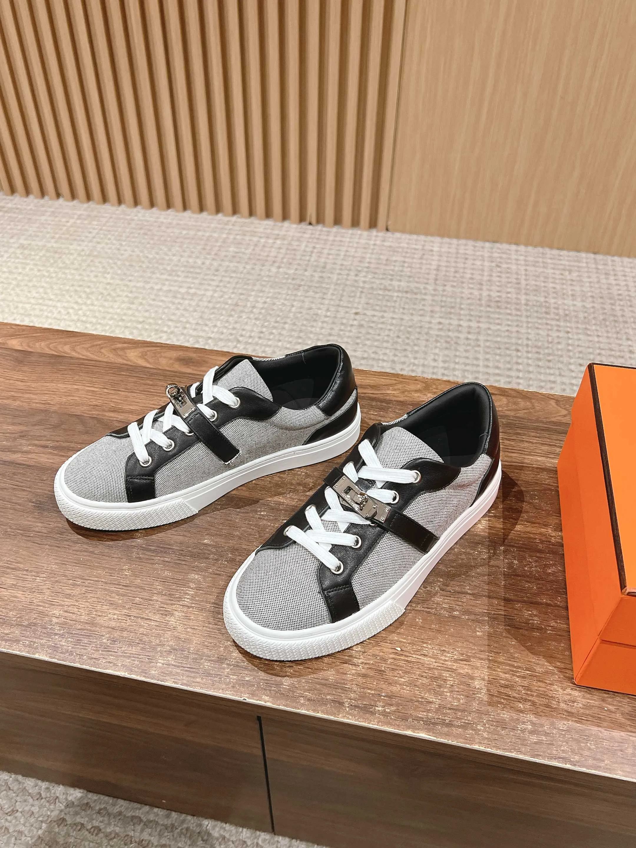 👟👟Ex-factory price 520👟👟 [Cloth cover]🍓 𝐇𝐄𝐑𝐌𝐄𝐒 Hermès classic couple model #𝐊𝐞𝐥𝐥𝐲 buckle casual white shoes skateboard shoes, no shoes collision at all, full of unknown Hermès It’s rare to find flat casual shoes, and they come with classic palladium-plated Kelly shoe buckles! People will fall in love with it at first glance. It is very versatile ~ you can wear it with skirts and pants at will. 🉑️Close your eyes and look super noble. ❥ MATERIAL Specific cowhide/canvas material, sheepskin lining, original molded TPU outsole Size: 35-44